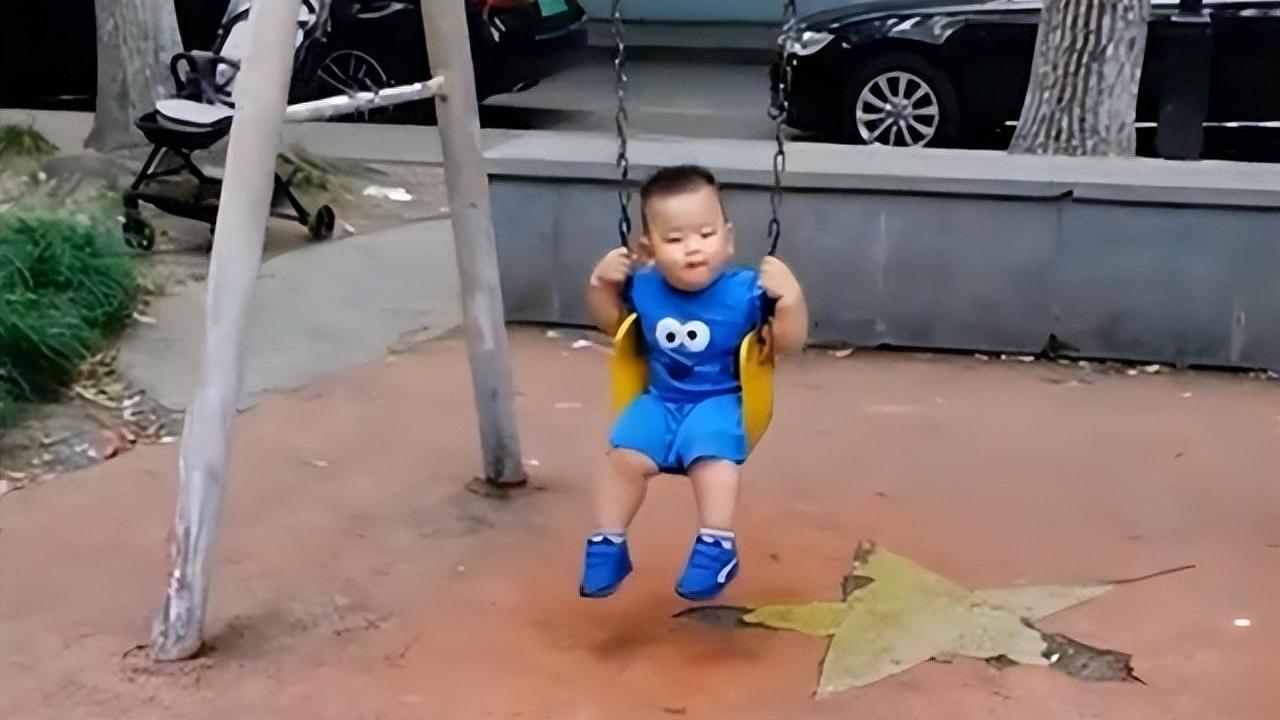 上海一女子将幼儿遗忘滑滑梯，满脸抱歉回去找，孩子的表情亮了