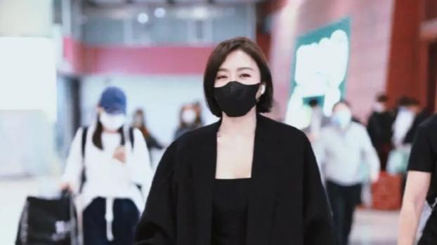 秦岚|秦岚穿吊带短裙走机场！不断扯胸口领子防走光，差点被行李箱绊倒