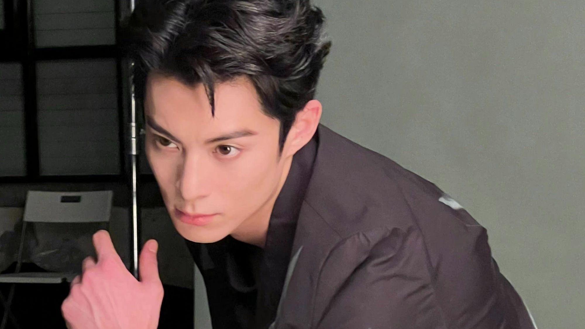 王鹤棣|王鹤棣真不愧是生图杀手，无美颜无滤镜气质出众，五官精致好帅气