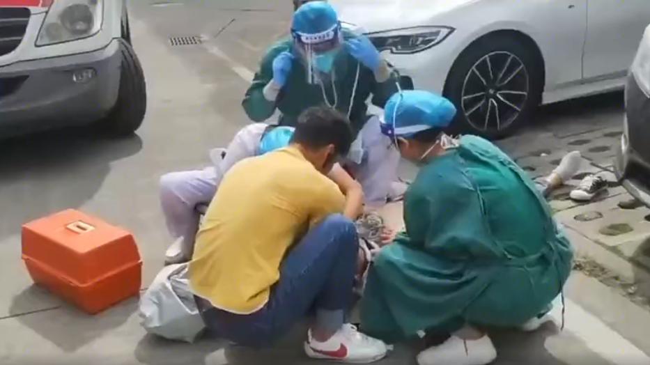 惊险！男子连夜陪产只睡2小时致心跳骤停，医生：瞳孔已经放大了