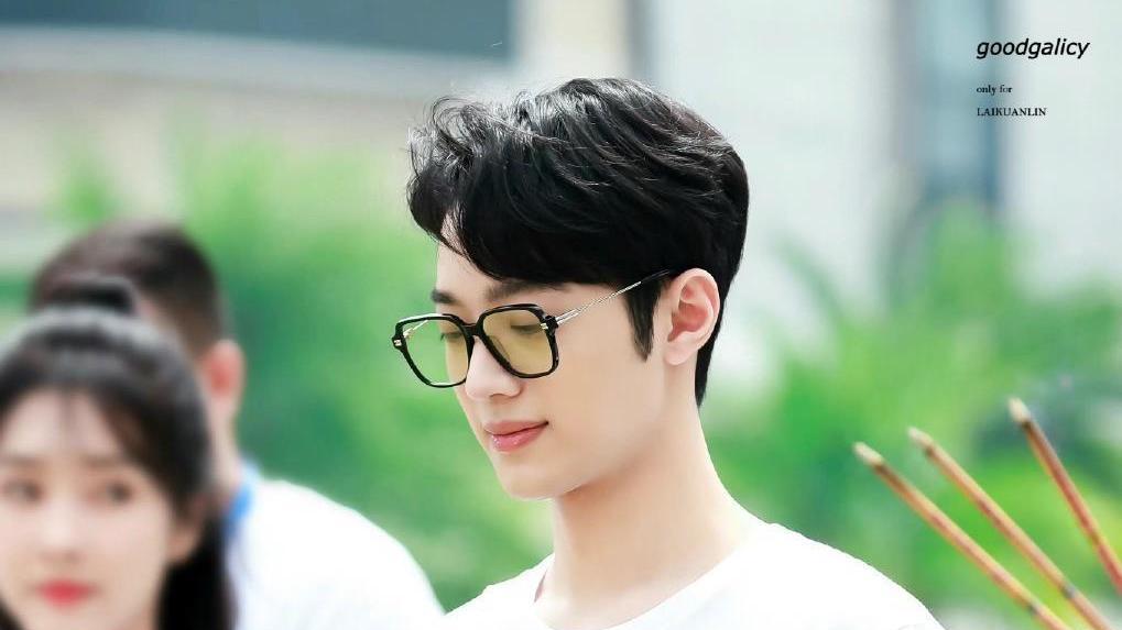 00后|得帅成啥样！00后爱豆出街，粉丝直呼：看到他再也看不到别人的脸