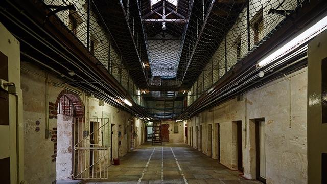 澳华男雇少女卖春被捕，以“照顾孩子”请求免入狱