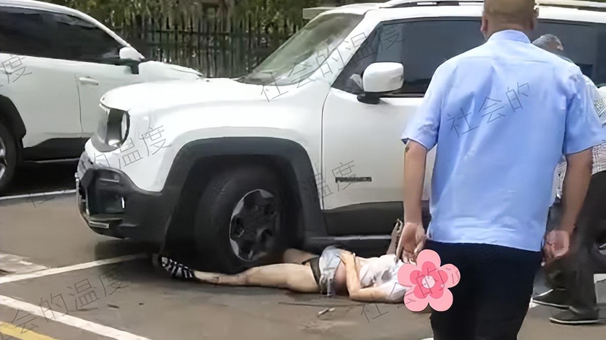 男子驾车碾压女友致死，知情人称男方为了她妻离子散，没钱被劈腿