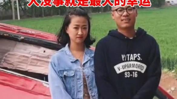 女子驾车撞树，丈夫拉她现场合影留念：这是她这辈子最乖的时候！