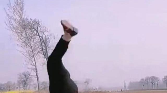 相亲时男子嫌弃女子体格大，女子：我是一个灵活的胖子