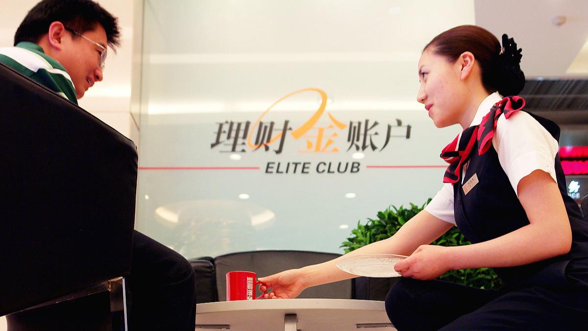 客户在银行网点排长队解冻银行卡，个人用卡别踩四大“禁区”