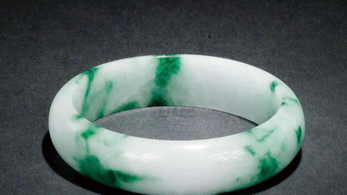 翡翠手镯|翡翠饰品升值空间很大，但是翡翠手镯是最保值的，价格也是最贵的