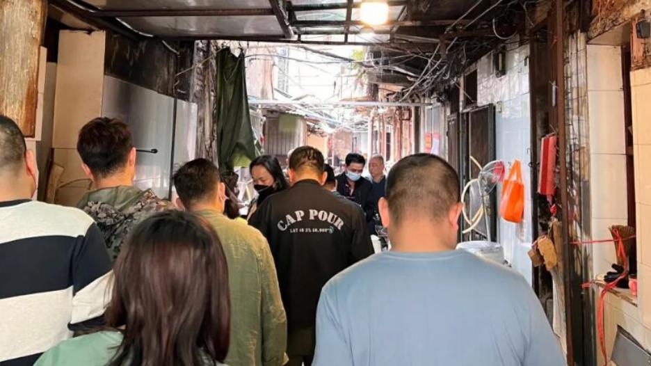 山东女子带老爸到武汉喝早酒，一顿饭吃完，老爸说不想走了