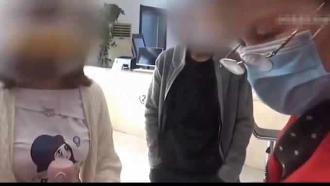 浙江杭州，一男子在工地干活突然内急，就站在墙角小解