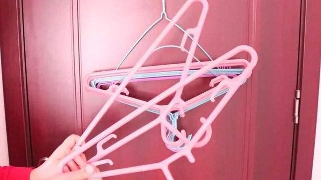 家里衣架太多总是乱糟糟？教你一个小方法，不占空间拿取方便