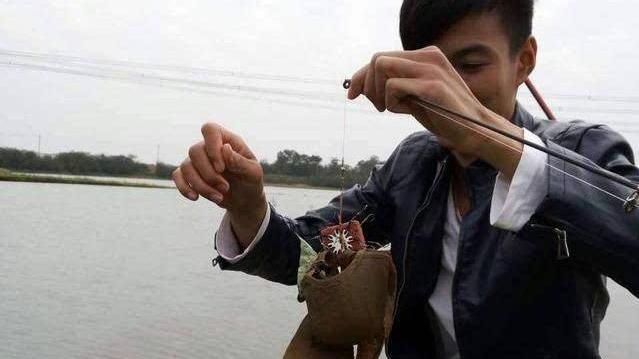 |男子户外钓鱼，意外收获4腿长尾“怪物”，网友：见过钓骨灰盒吗