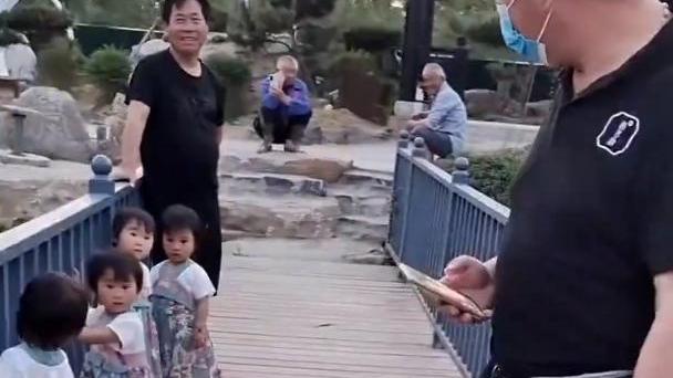 笑哭！江苏男子遇四胞胎女孩，反应亮了，网友：步伐都透露着羡慕