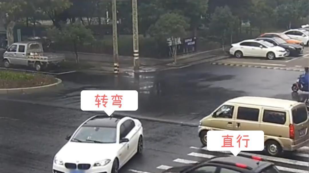 浙江东阳：男子骑车遇车祸，本想“吃瓜”看热闹，结果自己成了瓜