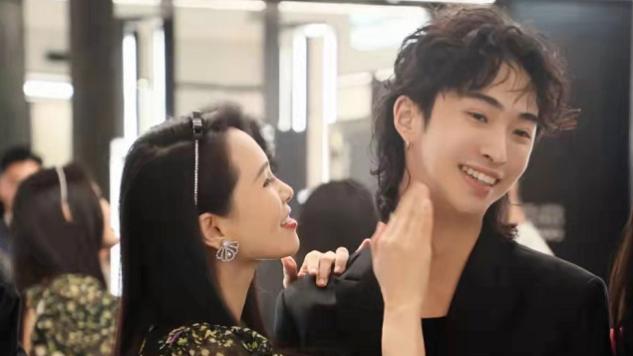 庾澄庆|庾澄庆力挺儿子后，哈利再晒女装造型，翘兰花指捧脸越来越自信