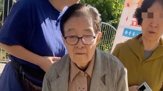 谷建芬|87岁谷建芬街头买酱牛肉！拄拐杖家人陪伴，头发乌黑神采奕奕