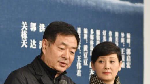 徐帆|徐帆参加同学聚会，53岁素颜自然松弛下坠，纯天然穿老式棉服就是漂亮