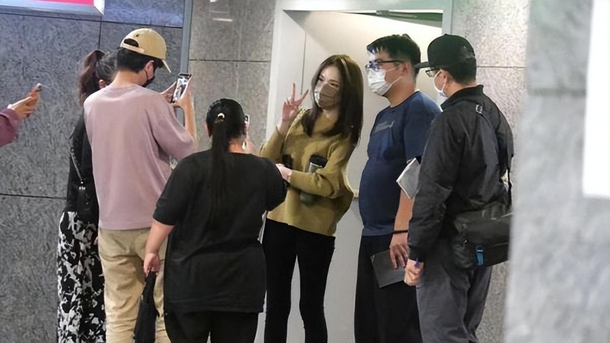 |许玮甯被粉丝围堵合拍，热心比V笑着签名，好身材尽显优雅