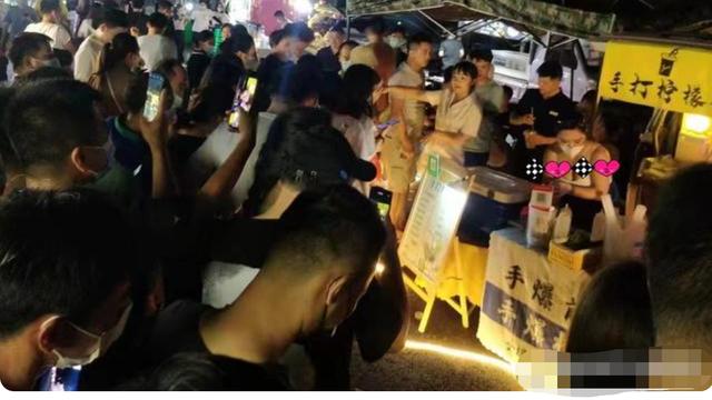 回顾：广西女子着装清凉摆夜摊，穿衣风格引热议，很多男子边喝边看