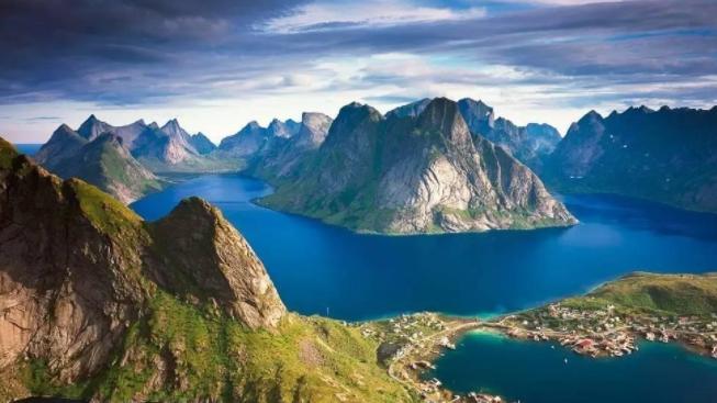 挪威|斯堪的纳维亚半岛上的国家，都为狭长形，尤以挪威最典型