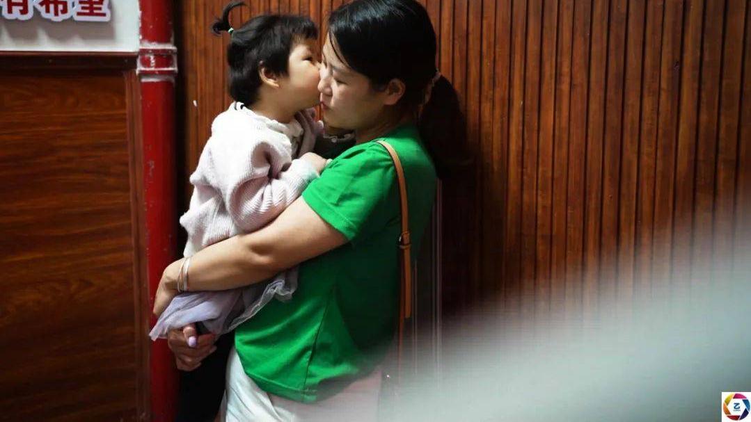 女童患重病无治，妈妈用仅有的钱给她买了一件新衣，谁知等来奇迹