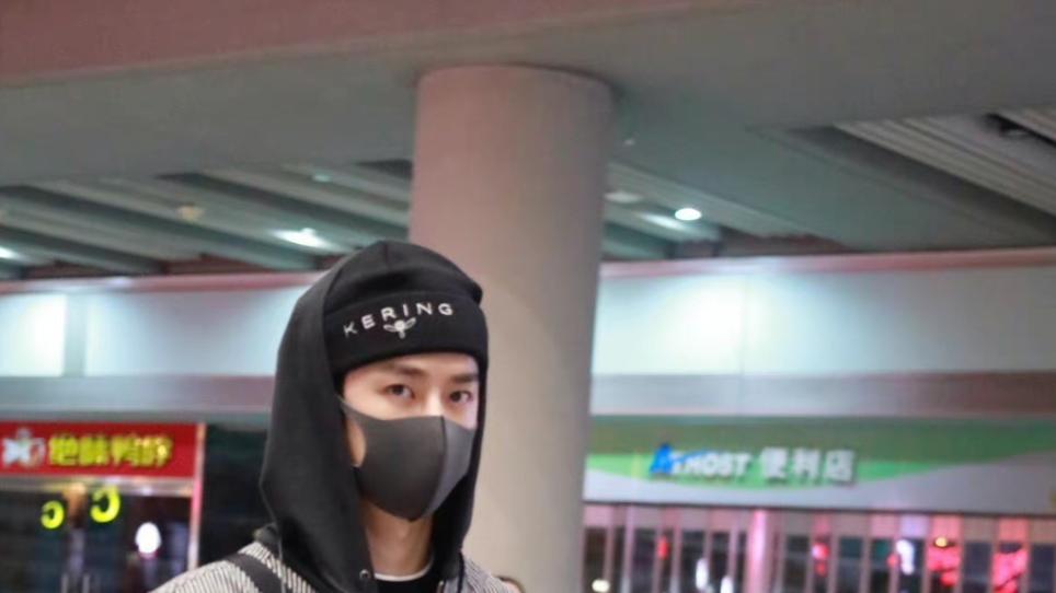 王一博|王一博乌镇被私生围堵，警告之后仍不收敛，粉丝：爱他请尊重他！