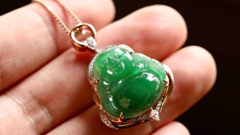 翡翠|想要满色的翡翠，那么一定要仔细辨别，因为现在假货太多