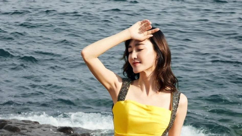 王丽坤|王丽坤坐礁石上拍美照，穿露背长裙大秀美背，身材火辣太吸睛