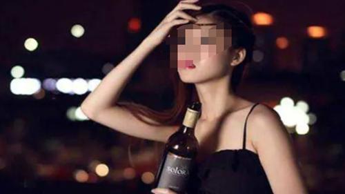 2019年，上海一女子喝醉后醉倒在酒吧，惨遭三名陌生男子轮流捡尸