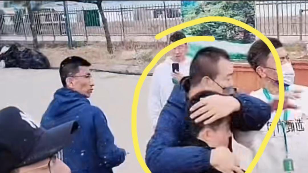 董宇辉|董宇辉山东之行发生意外，被人恶意泼水攻击，还好俞敏洪早有预料