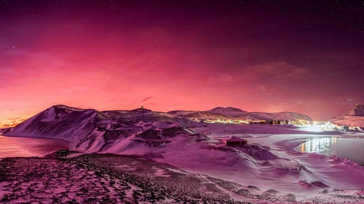 南极洲现粉色绝美天空 源于半年前汤加火山喷发