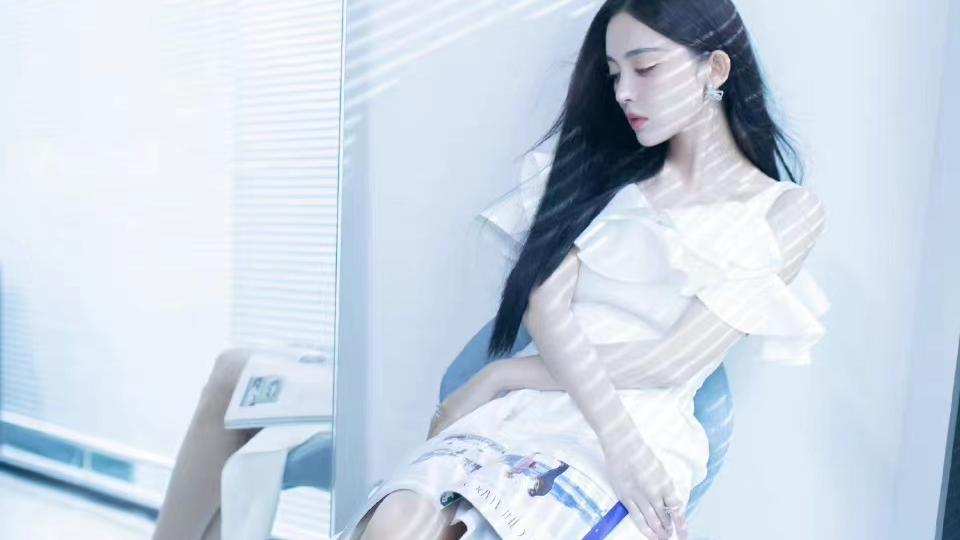 古力娜扎|古力娜扎穿荷叶边吊带连衣裙办公室拍写真，唯美时尚，高挑优雅