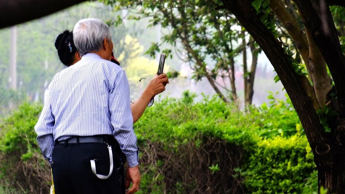 63岁退休大妈：一次旅游中意外出轨了，要向老公坦白吗？