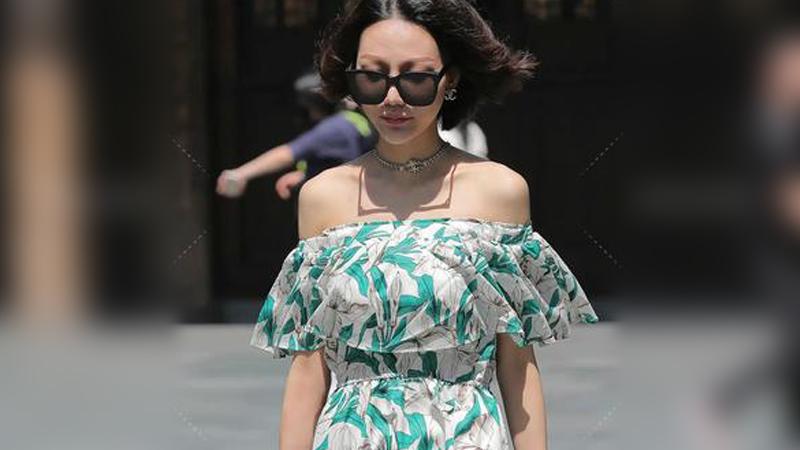 长裙 绿色一字肩印花开叉长裙，短发时尚清新靓丽