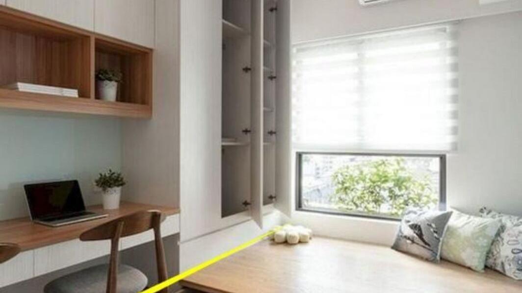 一体式榻榻米书桌不靠墙，挨着床沿打一排，空间比原来还宽敞