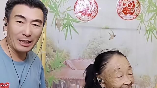 85岁马玉琴参观农家院，还找摄影全程跟拍，网友：真把自己当盘菜