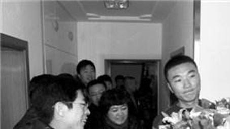 2012年，28岁黑龙江小伙徒手接110斤坠楼少年，如今他怎样了