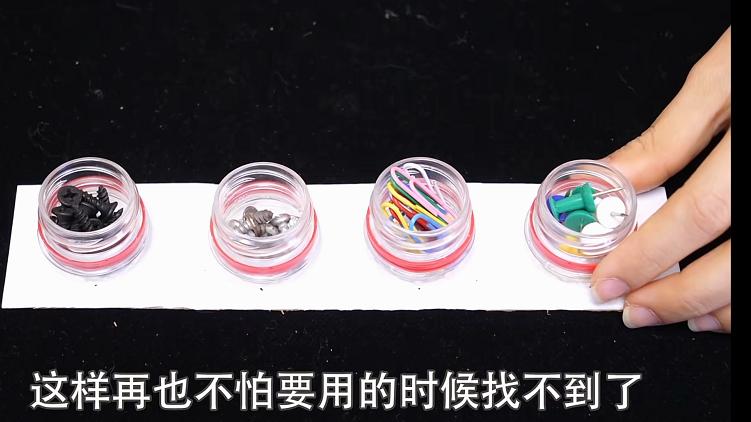 塑料瓶盖打2个孔，穿个钥匙环挂在裤子上，全家人都抢着用，实用