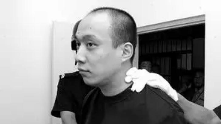 2004年，王立华绑架著名明星牵出大案，枪决前遗愿：给监狱送锦旗