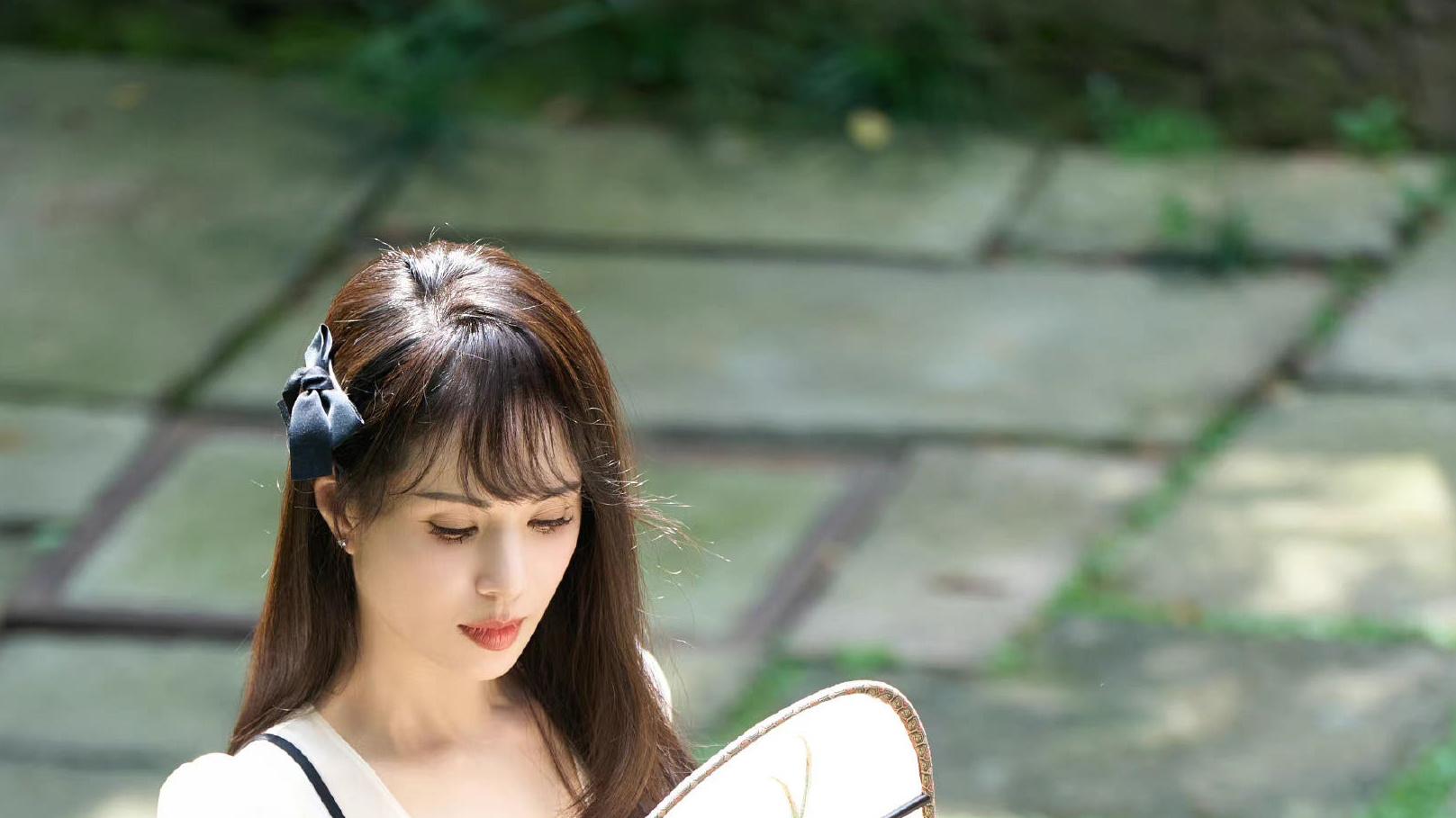 李若彤 李若彤晒自己刘海造型，认真地问大家觉得姑姑适合刘海吗？
