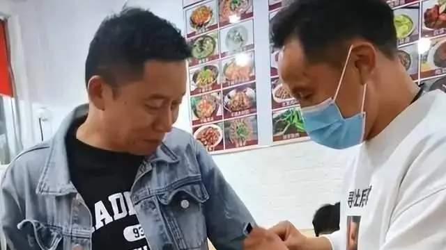 带货|杜小华与仔仔开直播带货，直播间却有黑粉眼红，称寻子变成带货了