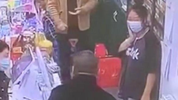 老婆跑了乱打人？男子打完店员打小孩，网友：罚得太轻