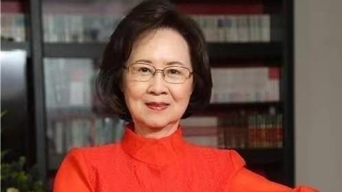 跑步 看了84岁琼瑶阿姨的穿搭，才懂：奶奶辈，优雅气质比扮嫩更迷人