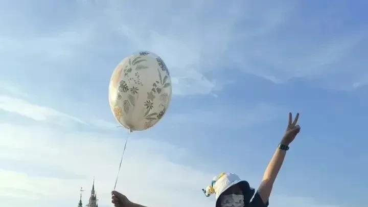 律师|张玉霞律师脱下律师袍换上裙装逛迪士尼，连杨蕾都称第一次见