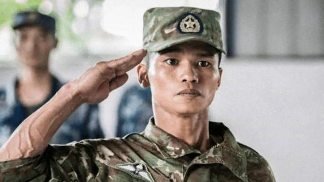 吴京|小个子一定不好惹，战狼居然请到真特种兵！吴京偷学单手手枪上膛