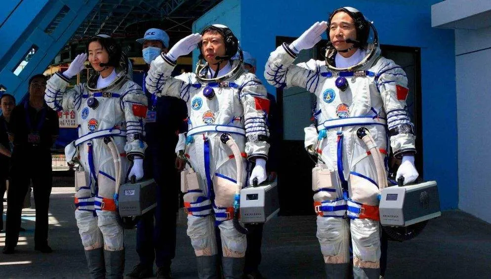 宇航员上一次天，到底能赚多少钱？