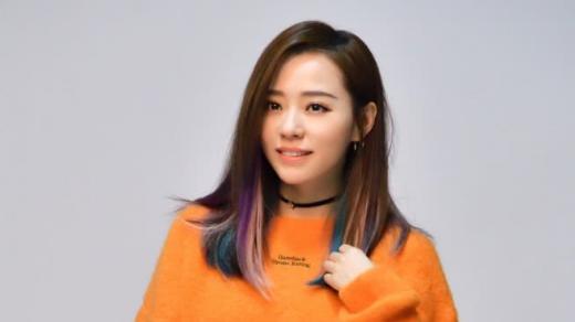 张靓颖|橙色肥大毛衣搭配黑色丝袜，张靓颖的少女魅力，网友：非主流！