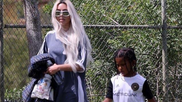 gnz48|41岁金·卡戴珊光腿看娃踢球；前夫侃爷闹个没完！