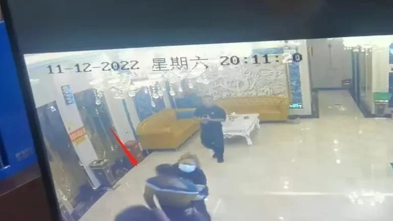“太嚣张了！”贵州雷山，一女子在KTV遭到陌生男子摸大腿，女子报警又惨遭对方殴打