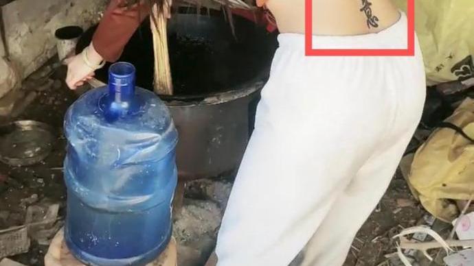 女子刷锅做饭，穿着清凉，背上刺青引争议，网友：我理解错了吗？