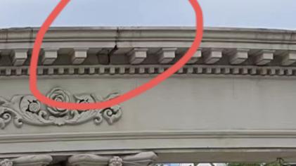 大连澳景园大门装饰横梁掉下大块水泥砖